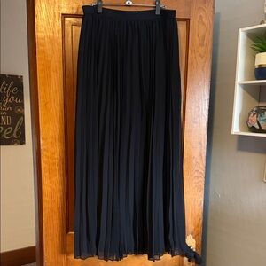 Jennifer Lopez Black Pleated Maxi Skirt